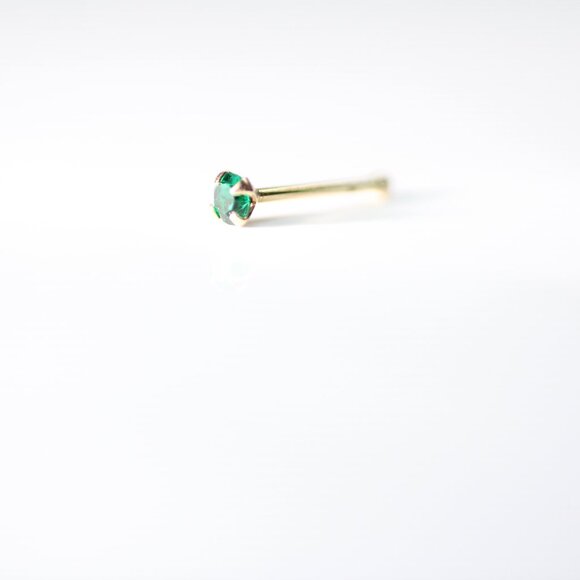 9kt.Gold Cute emerald nose stud piercing 22 gauge New - Picture 1 of 7